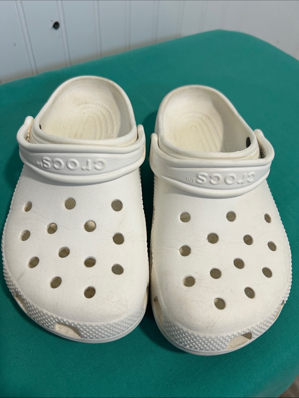 CROCS Kids White Casual Shoes Slip-On Sz: j3 - Picture 2 of 10